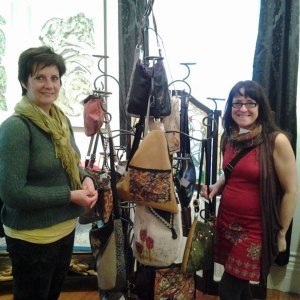 Artiste exposante Françoise Falardeau avec Chantal Duguay, artisane