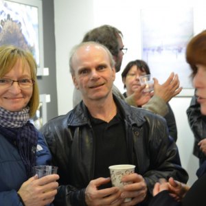 Visiteurs au vernissage de l'exposition «Divergence» de Luc Roy