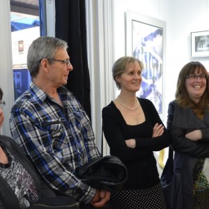 Visiteurs au vernissage de l'exposition «Divergence» de Luc Roy