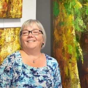 Mariette Savard, artiste-exposante avec ses oeuvres